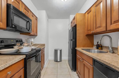 SoHo Apartment | Modern King Suite Near Bayshore + Pool & Gym