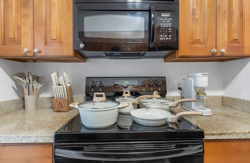 SoHo Apartment | Modern King Suite Near Bayshore + Pool & Gym