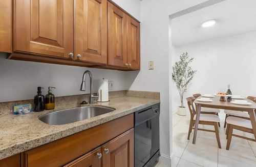 SoHo Apartment | Modern King Suite Near Bayshore + Pool & Gym
