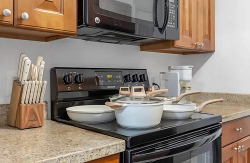 SoHo Apartment | Modern King Suite Near Bayshore + Pool & Gym