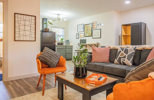 Knoxville House | Modern Knox Guesthouse - Hot Tub/Pet Friendly/Private Patio/Grill