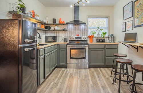 Knoxville House | Modern Knox Guesthouse - Hot Tub/Pet Friendly/Private Patio/Grill