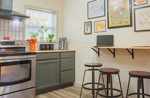 Knoxville House | Modern Knox Guesthouse - Hot Tub/Pet Friendly/Private Patio/Grill