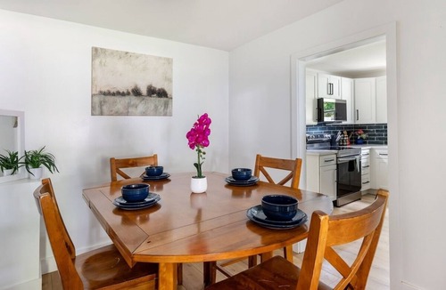 Knoxville House | Modern Knoxville Stay | Hot Tub & Grill | + Wifi