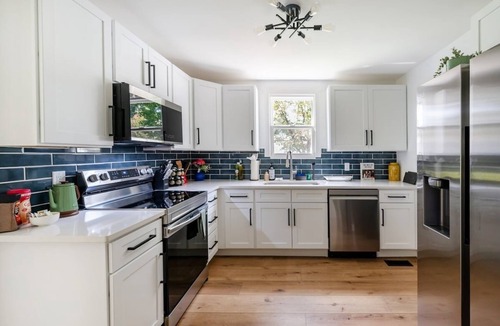 Knoxville House | Modern Knoxville Stay | Hot Tub & Grill | + Wifi