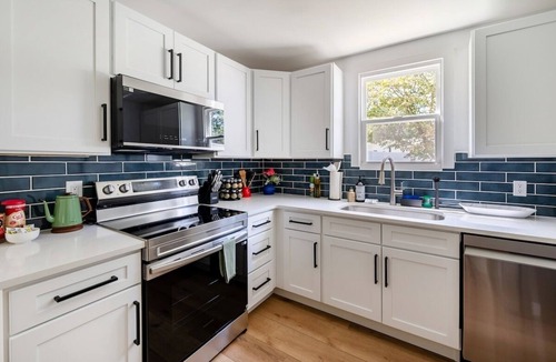 Knoxville House | Modern Knoxville Stay | Hot Tub & Grill | + Wifi