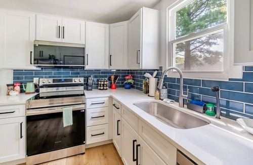 Knoxville House | Modern Knoxville Stay | Hot Tub & Grill | + Wifi