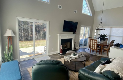Murrayville House | Modern Lake House w/private Dock — Near Dahlonega and Wineries!