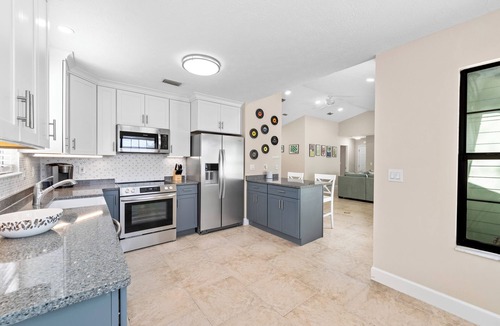 Putnam Hall House | Modern Lakefront Home w/Beach &Dock-30 mins to UF/Gainesville, Sleeps 10