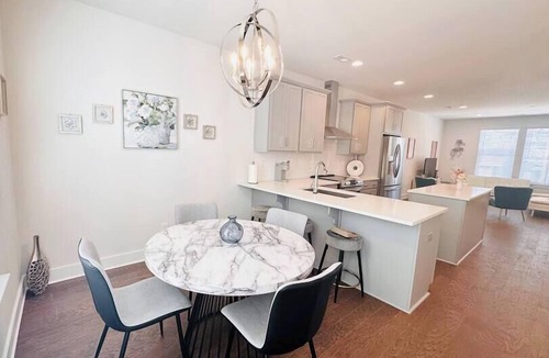 Charlotte House | Modern LoSo Retreat|Walk to Breweries & Light Rail