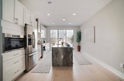 Newbold House | MODERN LUX Townhome w/Roof Deck + Crib & High Chair