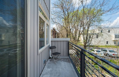 Newbold House | MODERN LUX Townhome w/Roof Deck + Crib & High Chair