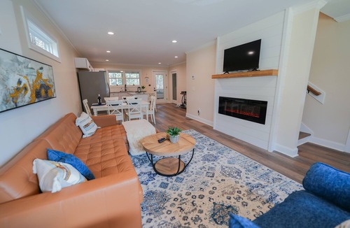 Helen Cabin | Modern Luxury Cabin w/Hot Tub & Fire Pit in Beautiful Helen. Walk to Town!