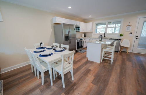 Helen Cabin | Modern Luxury Cabin w/Hot Tub & Fire Pit in Beautiful Helen. Walk to Town!