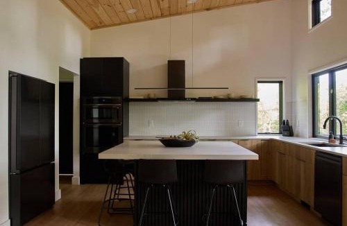 Ellijay Ski Chalet | Modern luxury cabin with hot tub on river