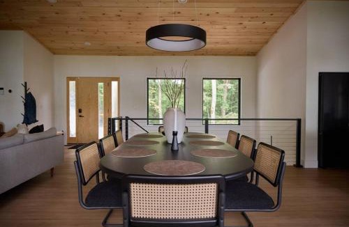 Ellijay Ski Chalet | Modern luxury cabin with hot tub on river