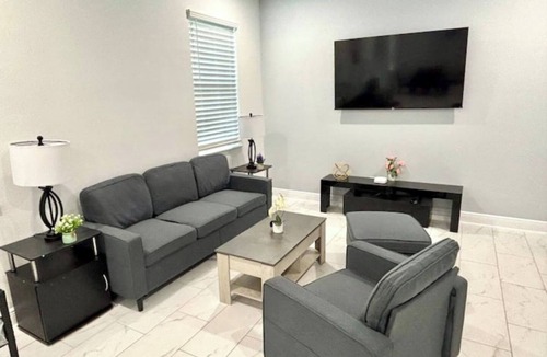 Lake Magdalene House | Modern Luxury Retreat - 10PPL