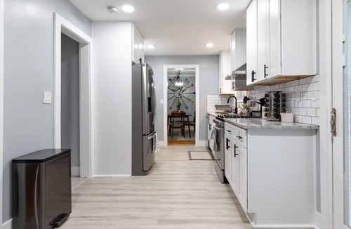 Decatur House | Modern Luxury w/Pool Table 3BR/5BD Sleeps 10