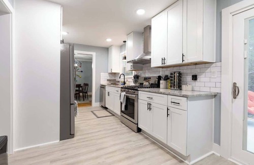 Decatur House | Modern Luxury w/Pool Table 3BR/5BD Sleeps 10