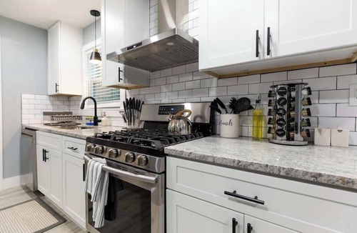 Decatur House | Modern Luxury w/Pool Table 3BR/5BD Sleeps 10