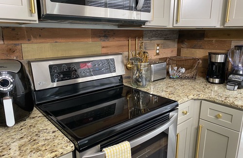 Ellendale House | Modern & Marvelous- 3 bed 2 bath East Memphis Gem