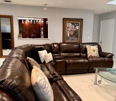 Westchester House | Modern Miami Oversized 3 Bedroom in Central Location