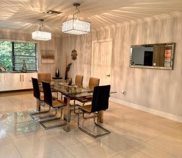 Westchester House | Modern Miami Oversized 3 Bedroom in Central Location