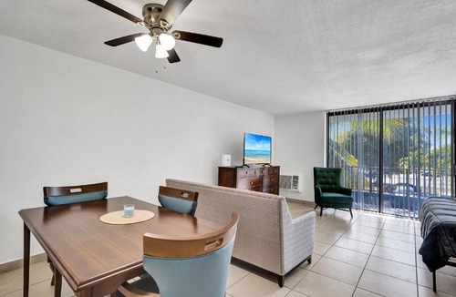 Golden Glades Apartment | Modern Miami Studio w King & Tub - 205