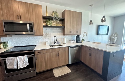 Westside Condo | Modern Midtown Getaway Near Stadium & Dining