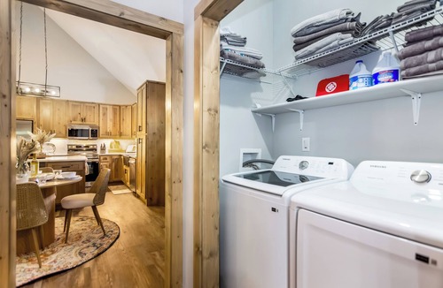 Ellijay House | Modern Mountain Luxury w/Hot tub, BBQ, Hammock, Foosball, Cornhole + More!