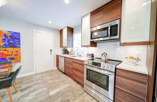 Cherry Condo | Modern Myers Park 1BR · Ground Floor · Free Parking · near Atrium CMC & Uptown