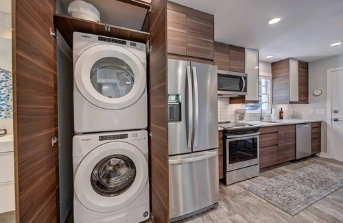 Cherry Condo | Modern Myers Park 1BR · Ground Floor · Free Parking · near Atrium CMC & Uptown