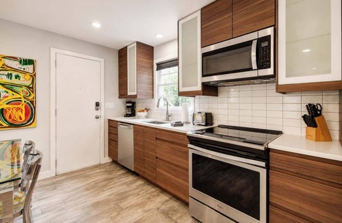 Cherry Condo | Modern Myers Park 1BR · Ground Floor · Free Parking near Atrium CMC & Uptown
