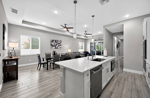 Naples Park House | Modern Naples Park Luxurious pool spa Home 5 Min to Beach