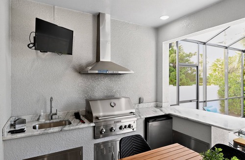 Naples Park House | Modern Naples Park Luxurious pool spa Home 5 Min to Beach