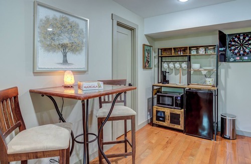 West Jefferson House | Modern New Build, Hot Tub, dog friendly, Chef Inspired Kitchen, 2 Living Spaces