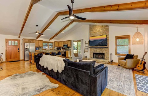 Big Canoe House | Modern Nomad - Big Canoe Access, Golf Putting Green, Pet Friendly + Ping Pong
