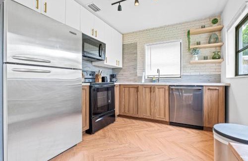 North Andrews Gardens House | Modern Oasis King Bed Pet Friendly 10m to Beach