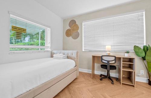 North Andrews Gardens House | Modern Oasis King Bed Pet Friendly 10m to Beach