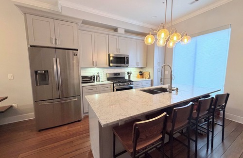 Newbold House | Modern Philly Stay 4BR Roof Deck