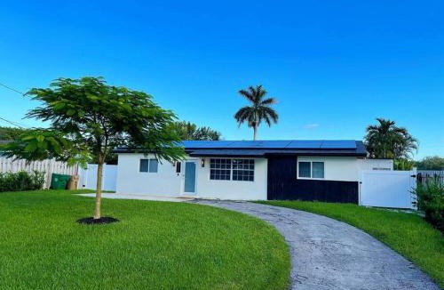 Davie Villa | Modern pool home on the lake near Hardrock FLL airport