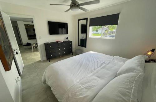 Davie Villa | Modern pool home on the lake near Hardrock FLL airport