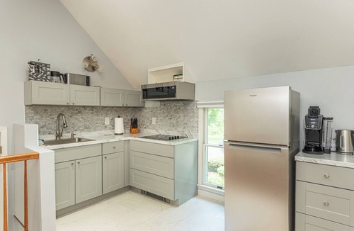 Lyons House | Modern Private 1BR/1BTH w/1-car Garage Parking Near Hospitals/Corporate Office