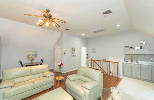 Lyons House | Modern Private 1BR/1BTH w/1-car Garage Parking Near Hospitals/Corporate Office