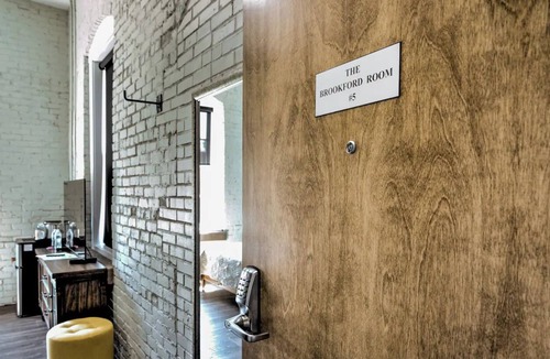 Hickory Apartment | Modern & Private King Room in Historic Downtown!