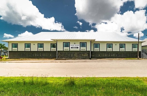 Everglades City Hotel | Modern Queen ADA Hotel Suite
