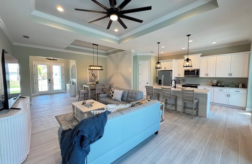 Broadmoor House | Modern Retreat 3BR/2BA w/Pool in Rotonda West