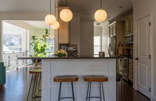 Ashley Oaks House | Modern Retreat Centrally located in Knoxville