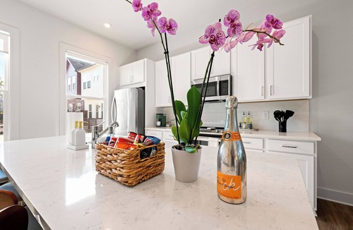Chosewood Park House | Modern Retreat near Midtown/Downtown Walk to Beltline + Zoo Atlanta