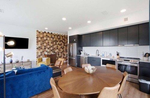 North Capitol Condo | Modern river-view condo with balcony & WiFi - walk to downtown & attractions